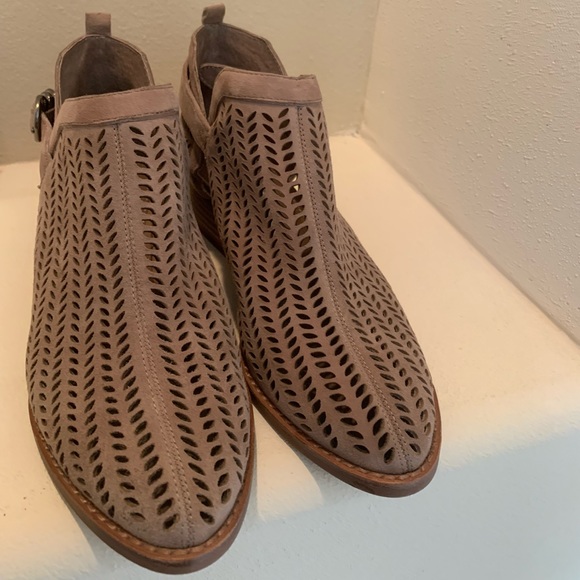 🔥 VINCE CAMUTO - Campina Perforated Suede Ankle Booties 🔥 - Picture 6 of 9